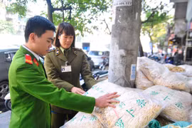 Bắt gần 2 tấn củ cải khô nhập lậu tập kết giữa trung tâm Hà Nội