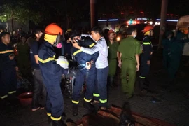 Rất đông lính cứu hộ đã được huy động để giải cứu các nạn nhân. (Ảnh: Sơn Bách/Vietnam+)