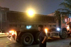 Chiếc xe tải chở cát trong vụ tai nạn. (Ảnh: Cộng tác viên)