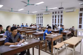Thí sinh hoàn thành môn thi Lịch sử sáng ngày 4/7 (Ảnh: Minh Sơn/Vietnam+)