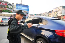 200 chiến sỹ Cảnh sát cơ động đã được huy động để hỗ trợ lực lượng Cảnh sát giao thông cùng các lực lượng liên quan trong công tác xử lý ùn tắc giao thông. (Ảnh: Võ Phương/Vietnam+)