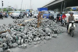 Hà Nội: Vào cua gấp, xe container làm đổ hàng tấn vật liệu ra đường