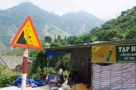 Người Lào Cai đang sống thấp thỏm trong sự bao vây của nỗi ám ảnh, mang tên “bom đất”. (Ảnh: Võ Phương/Vietnam+)