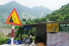 Người Lào Cai đang sống thấp thỏm trong sự bao vây của nỗi ám ảnh, mang tên “bom đất”. (Ảnh: Võ Phương/Vietnam+)