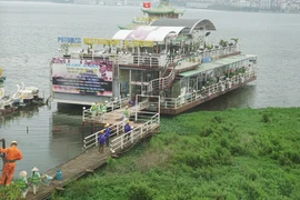 Các lực lượng chức năng của quận Tây Hồ đã tiến hành cưỡng chế giải tỏa các cầu dẫn nhà nổi trên Hồ Tây. (Ảnh: Võ Phương/Vietnam+)