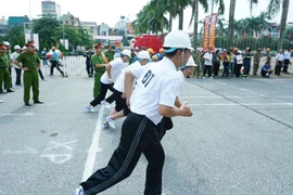 Tại hội thao phòng cháy nghiệp vụ chữa cháy, cứu hộ cứu nạn quận Ba Đình, Ban tổ chức đã khéo léo vận dụng những yếu tố thời sự như cây đổ, rò rỉ khí gas để đưa vào bài thi nhằm tăng tính mới lạ và thực tiễn. (Ảnh: Võ Phương/Vietnam+)