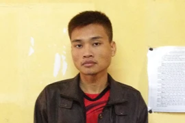 Siêu đạo chích vô tư uống sữa, nghe nhạc rồi mới tẩu thoát 