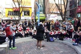 Sân khấu đường phố tại khu mua sắm Hongdae. (Ảnh: Võ Phương/Vietnam+)