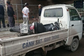 Chiếc xe máy được cho là của nạn nhân, nát phần đầu nằm chỏng trơ trên đường Vành đai III trên cao (Ảnh: Cộng tác viên)