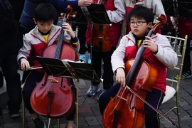 Hàng chục nhạc công nhí trổ tài trên đường phố Seoul. (Ảnh: Võ Phương/Vietnam+)