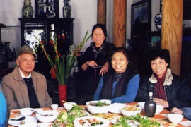 Tới thăm biệt thự cổ trăm năm, ăn bữa cơm thuần nếp Việt 