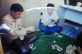 Bức hình ghi lại cảnh 2 người được cho cán bộ xã đang đánh bạc do người dân gửi lên Ủy ban kiểm tra Huyện ủy Thường Tín, Hà Nội (Ảnh: Người dân cung cấp)