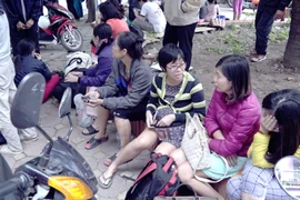 Người dân tỏ ra lo lắng khi cuộc sống bỗng dưng bị đảo lộn. (Ảnh: Nhóm PV/Vietnam+)