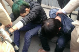 2 đối tượng cướp giật bị bắt giữ (Ảnh: Võ Phương/Vietnam+)