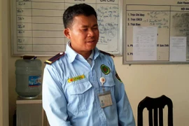 Nhân viên bảo vệ tấn công phóng viên Lê Thanh Hiếu tại cơ quan điều tra. (Ảnh: Võ Phương/Vietnam+)