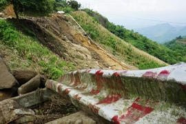 Những cung đường mất lan can có thể khiến người điều khiển phương tiện có quen đường đến mấy cũng phải chùn tay. (Ảnh: Võ Phương/Vietnam+)