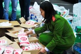 Bột ngọt Ajinomoto và Miwon được đối tượng làm giả tinh vi (Ảnh: Võ Phương/Vietnam+)