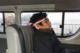 Nam sinh viên rượt đuổi, quật ngã đối tượng tình nghi giật túi xách