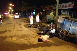  Ma men dẫn lối, nam thanh niên phi ngược chiều tông vào xe rác