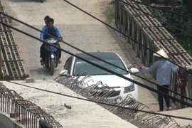 Cây cầu tạm phục vụ công trình 3 năm nay trở thành con gà đẻ trứng vàng nhờ thu phí qua sông trái phép. (Ảnh: PV/Vietnam+)