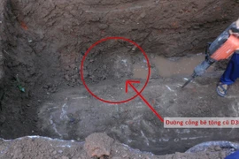 Đường cống bê tông cũ D300 kết nối cống D800 trên phố Đặng Dung có hướng chảy qua nhà số 5 Đặng Dung liệu có phải là nút thắt giải quyết vấn đề? (Ảnh: Võ Phương/Vietnam+)