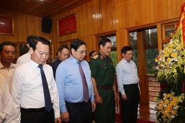 Thủ tướng Phạm Minh Chính và các đại biểu tưởng niệm Chủ tịch Hồ Chí Minh. (Ảnh: Dương Giang/TTXVN)