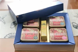 Nhiều đơn vị sản xuất, kinh doanh tung ra đa dạng mẫu hộp quà bánh Trung thu 2022 có thiết kế sang trọng, tinh tế hướng đến phục vụ phân khúc khách hàng cao cấp. (Ảnh: Mỹ Phương/TTXVN)