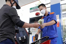 Mua, bán xăng, dầu tại một cửa hàng kinh doanh xăng dầu trên địa bàn Hà Nội. (Ảnh: Trần Việt/TTXVN)