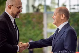 Thủ tướng Đức, ông Olaf Scholz, và Thủ tướng Ukraine, ông Denis Shmyhal. (Nguồn: dw.com)