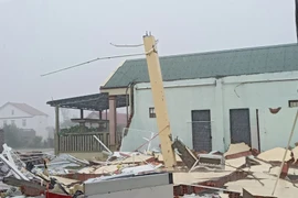 Nhiều hàng quán, nhà dân ở thị trấn Cửa Việt bị tốc mái, đổ sập. (Ảnh: Thanh Thủy/TTXVN)