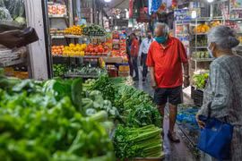 Người dân đeo khẩu trang phòng dịch COVID-19 tại một khu chợ ở New Delhi, Ấn Độ, ngày 13/4/2022. (Ảnh: THX/ TTXVN)