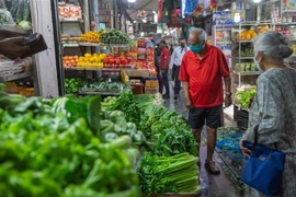 Người dân đeo khẩu trang phòng dịch COVID-19 tại một khu chợ ở New Delhi, Ấn Độ, ngày 13/4/2022. (Ảnh: THX/ TTXVN)