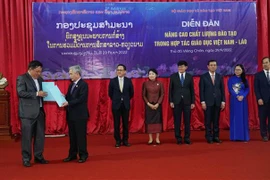 Lễ trao đổi biên bản ghi nhớ và thỏa thuận hợp tác giữa các cơ quan quản lý giáo dục, các trường đại học, cao đẳng Việt Nam và Lào. (Ảnh: Đỗ Bá Thành/TTXVN)