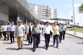 Thủ tướng Phạm Minh Chính kiểm tra thực trạng Bệnh viện Hữu nghị Việt Đức cơ sở 2 tại thành phố Phủ Lý, Hà Nam.(Ảnh: Dương Giang/TTXVN)