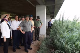 Thủ tướng Phạm Minh Chính kiểm tra thực trạng Bệnh viện Hữu nghị Việt Đức cơ sở 2 tại thành phố Phủ Lý, Hà Nam.(Ảnh: Dương Giang/TTXVN)
