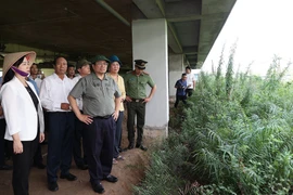 Thủ tướng Phạm Minh Chính kiểm tra thực trạng Bệnh viện Hữu nghị Việt Đức cơ sở 2 tại thành phố Phủ Lý, Hà Nam.(Ảnh: Dương Giang/TTXVN)