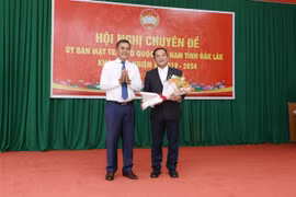 Phó Bí thư Tỉnh ủy Đắk Lắk Y Biêr Niê tặng hoa chúc mừng tân Chủ tịch Ủy ban Mặt trận Tổ quốc Việt Nam tỉnh Đắk Lắk Y Giang Gry Niê Knơng. (Ảnh: TTXVN phát)