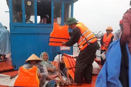 Toàn bộ người già, phụ nữ và trẻ em ở xã đảo Tam Hải, huyện Núi Thành, Quảng Nam đã được đưa vào bờ. (Ảnh: Đoàn Hữu Trung/TTXVN)