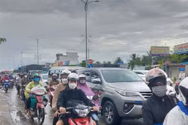 Lượng xe trên quốc lộ 60 hướng từ Bến Tre đi Tiền Giang tăng đột biến trong chiều 4/9. (Ảnh: Chương Đài/TTXVN)