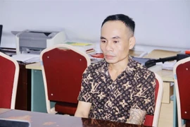 Đối tượng Đỗ Văn Hùng tại cơ quan điều tra. (Ảnh: TTXVN phát)