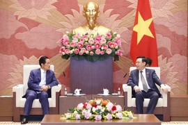 Chủ tịch Quốc hội Vương Đình Huệ tiếp Đô trưởng thủ đô Phnom Penh Khuong Sreng. (Ảnh: Doãn Tấn/TTXVN)