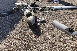 Xác của một trong các máy bay không người lái bị bắn hạ sau vụ tấn công nhằm vào căn cứ không quân Ain Al-Asad ở tỉnh Al-Anbar, miền Tây Iraq ngày 5/1/2022. (Ảnh minh họa: AFP/TTXVN)