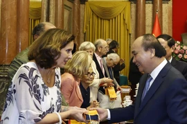 Hình ảnh Chủ tịch nước Nguyễn Xuân Phúc với các đại biểu (Ảnh: Thống Nhất/TTXVN) 