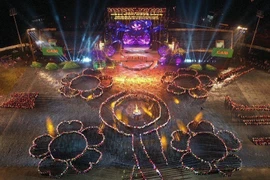 Chương trình nghệ thuật đặc biệt với chủ đề “Xoè Thái- Tinh hoa miền di sản”. (Ảnh: TTXVN phát)