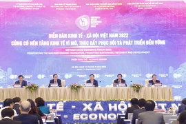 Chủ tịch Quốc hội Vương Đình Huệ và Lãnh đạo 4 cơ quan (Ủy ban Kinh tế, Ban Kinh tế trung ương, Học viện Chính trị quốc gia Hồ Chí Minh, Viện Hàn lâm Khoa học Xã hội Việt Nam) chủ trì Phiên toàn thể. (Ảnh: Doãn Tấn/TTXVN)