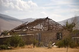 Ngôi nhà bị phá hủy trong cuộc đụng độ giữa các lực lượng Armenia và Azerbaijan, tại Sotk, Armenia, ngày 14/9/2022. (Ảnh: AFP/ TTXVN)