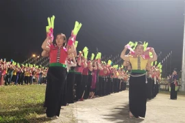 Múa Xòe là biểu tượng văn hóa Thái góp phần gắn kết con người với con người, con người với trời đất một cách sinh động, lãng mạn, đậm tính xã hội. (Ảnh: TTXVN phát)