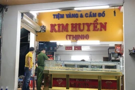 Hiện trường vụ cướp tiệm vàng ở thành phố Dĩ An, tỉnh Bình Dương. (Ảnh: TTXVN phát)