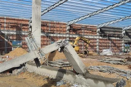 Bí thư Tỉnh ủy Hồ Quốc Dũng đến kiểm tra tại hiện trường vụ sập tường tại nhà máy chế biến thực phẩm - Công ty Savvy Seafood Việt Nam. (Ảnh: TTXVN phát)