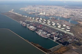 Chính phủ Pháp phối hợp với Tập đoàn năng lượng TotalEnergies lắp đặt một kho dự trữ để nhận khí đốt tự nhiên hóa lỏng (LNG) tại cảng Le Havre, miền Bắc Pháp. (Ảnh: DR/TTXVN)